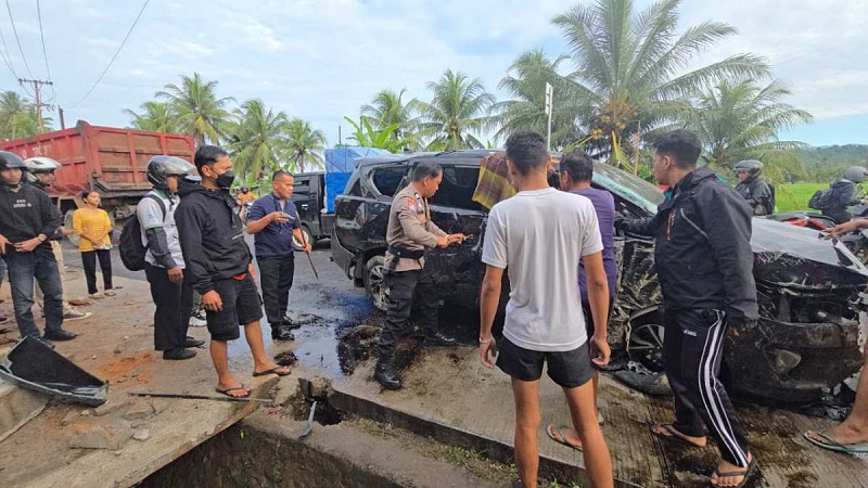 kecelakaan-di-sicincin,-sopir-travel-tewas-terjepit