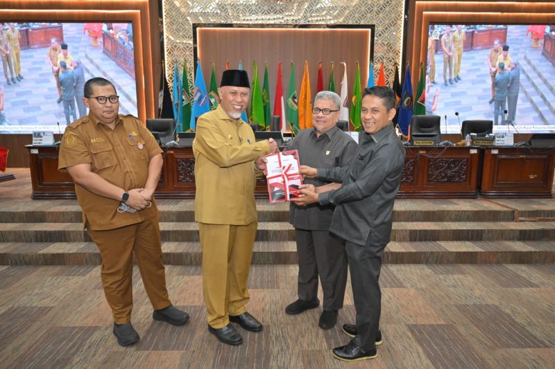 diserahka-ke-dprd-sumbar,-kua-ppas-2027-sumbar-fokus-transformasi-ekonomi