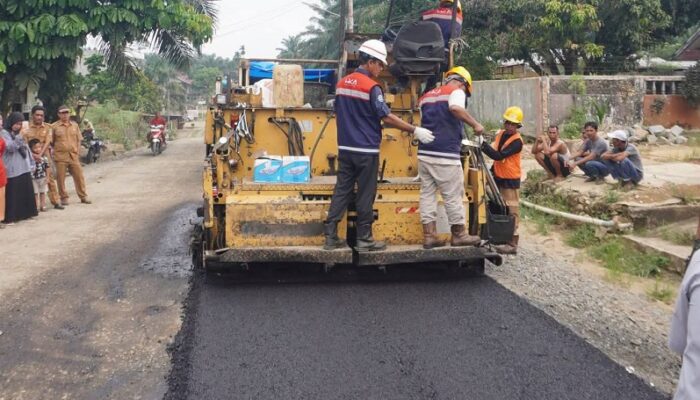 Pemkab Dharmasraya Gandeng Enam Perusahaan Aspal Jalan Poros Koto Gadang