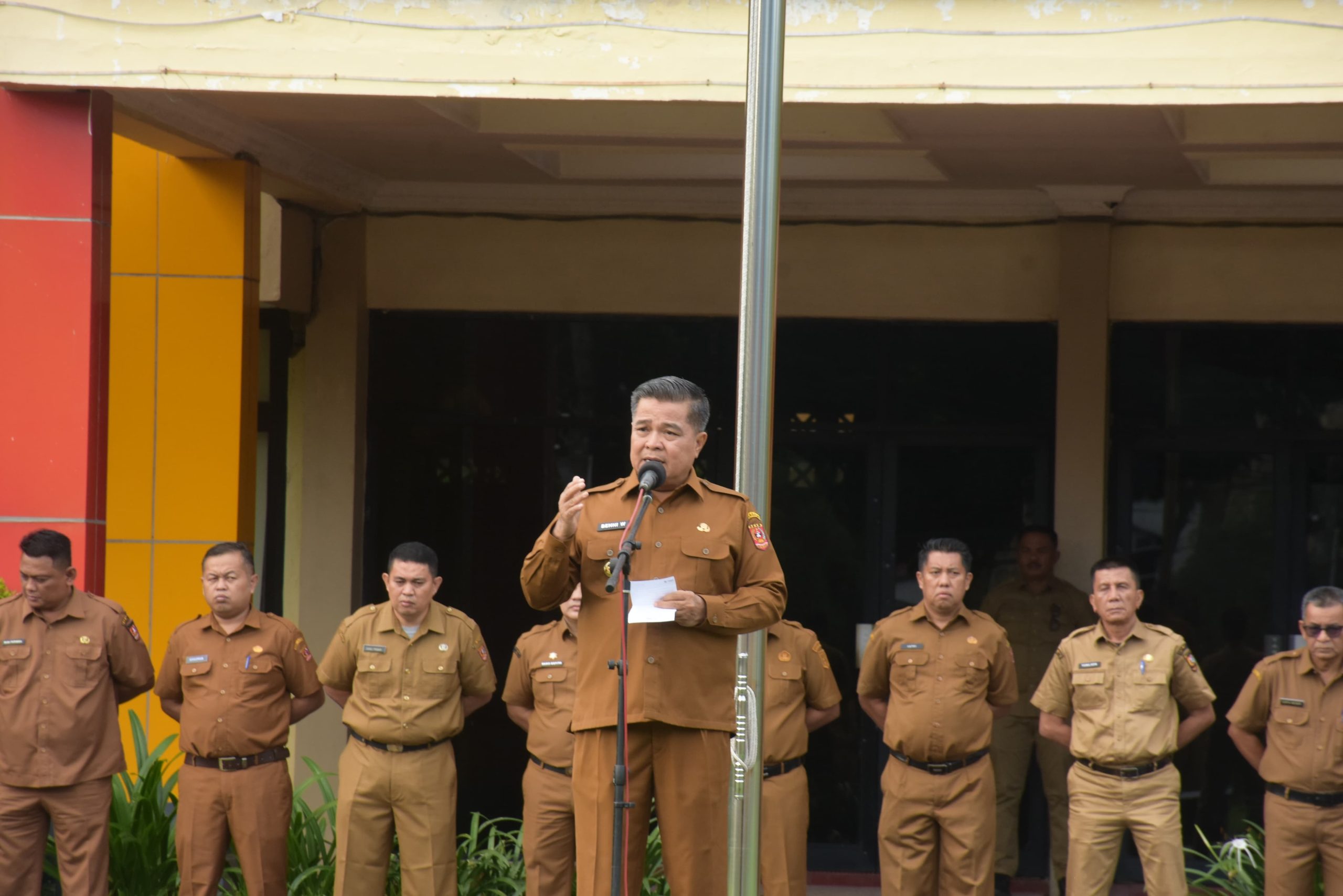 pimpin-apel-gabungan,-bupati-agam-ajak-asn-perkuat-semangat-kerja-dan-ibadah