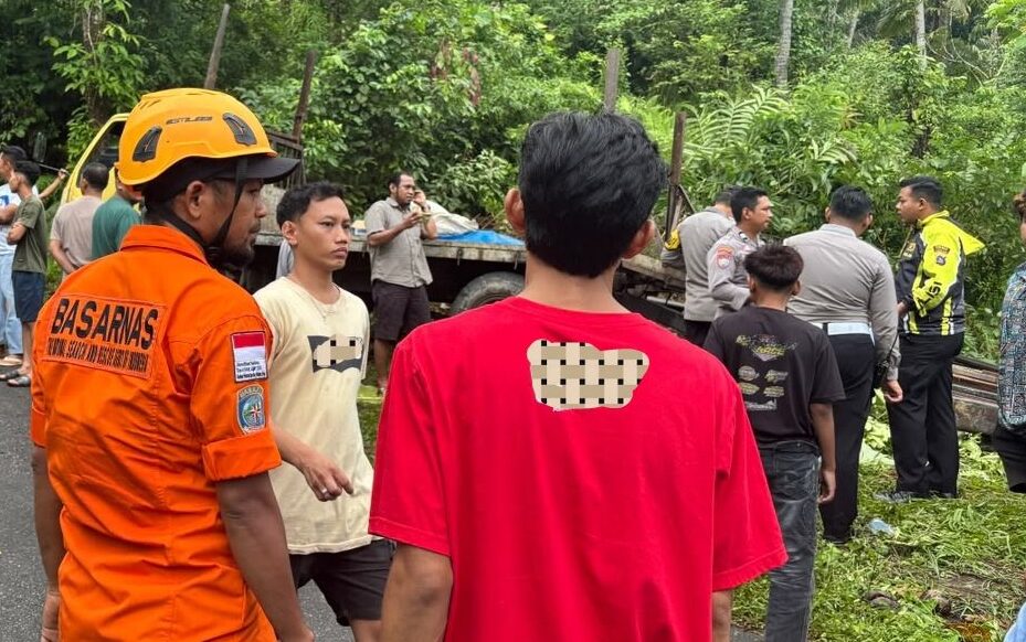 tim-sar-evakuasi-kernet-truk-yang-tewas-terjepit-di-padang-pariaman