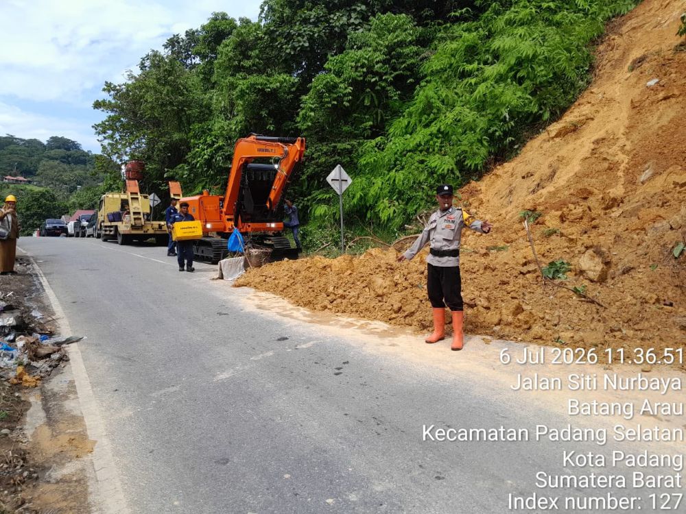 dpupr-padang-gerak-cepat-bersihkan-longsor-di-gunung-padang