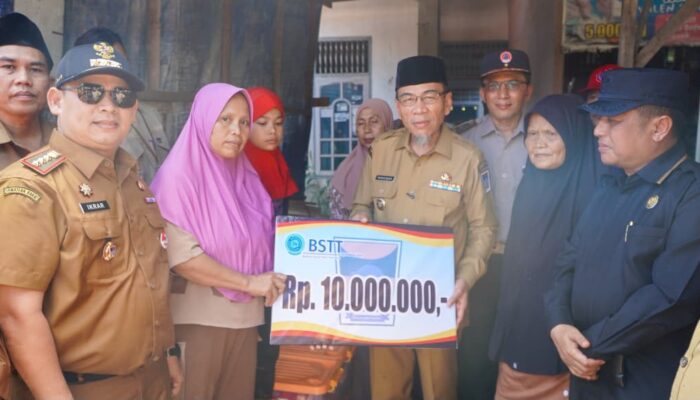 Wawako Padang Serahkan Bantuan Sosial bagi Korban Kebakaran di Banuaran