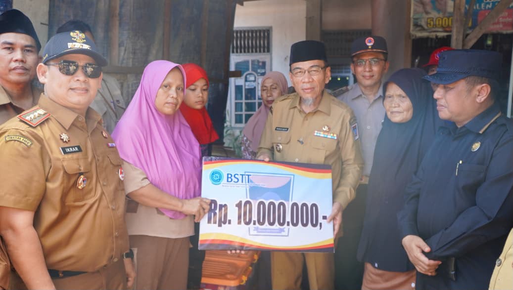 wakil-wali-kota-padang-serahkan-bantuan-korban-kebakaran-di-lubuk-begalung