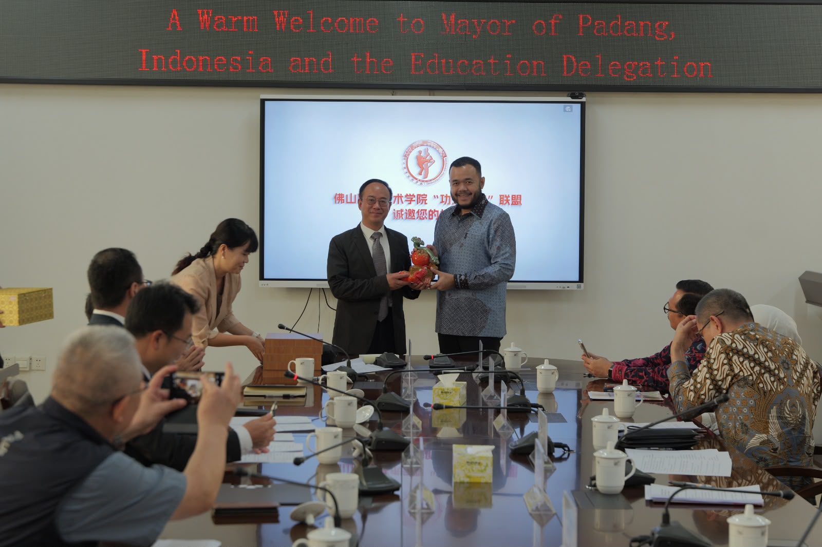 fadly-amran-perkuat-kerja-sama-padang-juara-dengan-foshan-polytechnic-di-china