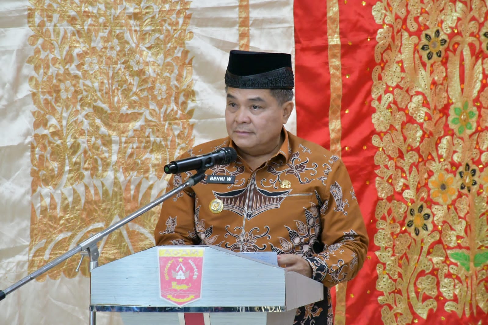 lkaam-matur-dikukuhkan,-bupati-agam:jaga-adat-perkuat-pembangunan-nagari