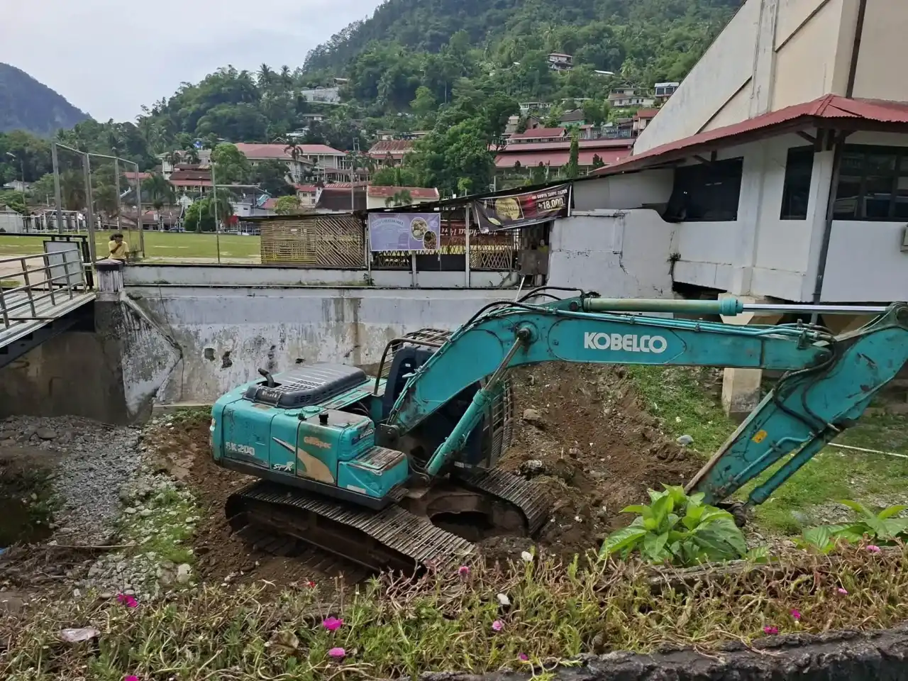jaga-keasrian-kota-tua,-pemko-sawahlunto-bersihkan-sedimen-batang-lunto