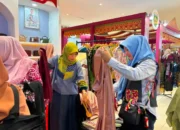 produk-umkm-padang-panjang-diserbu-pengunjung-di-pameran-hut-dekranas-makassar