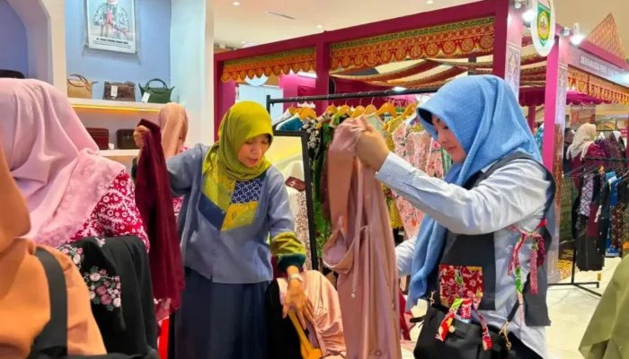 Produk UMKM Padang Panjang Pikat Pengunjung Pameran Dekranas di Makassar