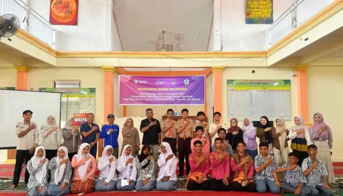 Tim Dosen Latih Siswa SMA Negeri 15 Padang Kendalikan Vektor DBD