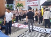 pagar-kejaksaan-tinggi-sumbar-dijebol-pendemo