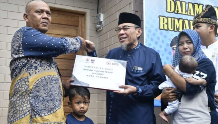 Pemkot Padang Serahkan Kunci Hunian Tetap bagi Warga Terdampak Bencana