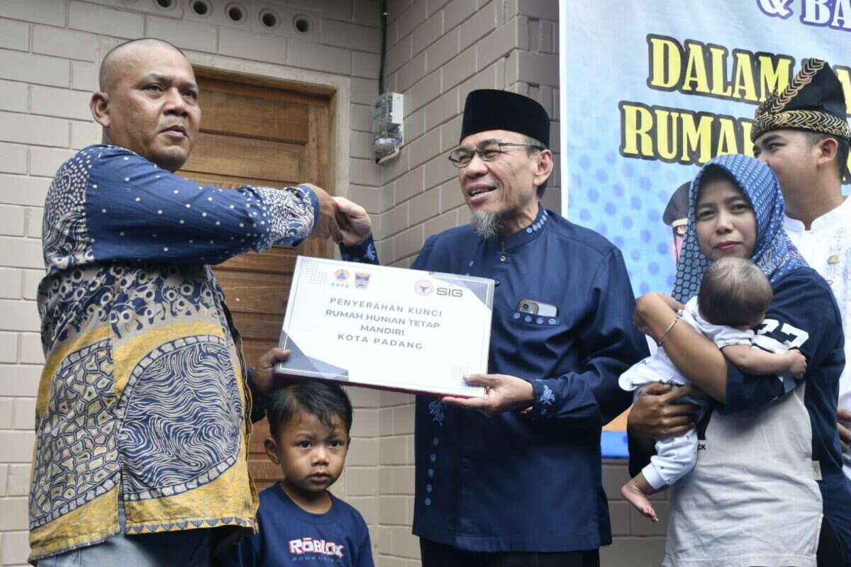 pemko-padang-serahkan-kunci-huntap-bagi-penyintas-bencana-hidrometeorologi