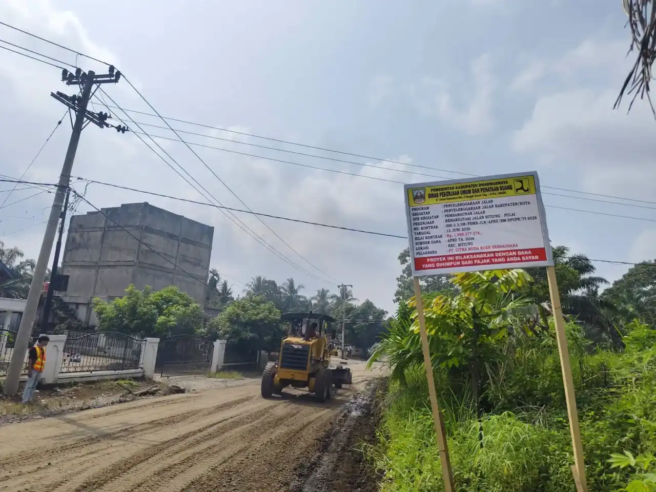 tingkatkan-mobilitas-ekonomi,-dinas-pupr-dharmasraya-rehabilitasi-ruas-jalan-sitiung