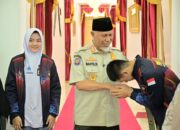 mahyeldi-bekali-dua-calon-paskibraka-nasional-asal-sumbar-jelang-berangkat-ke-jakarta
