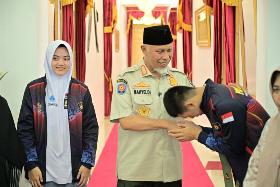 mahyeldi-bekali-dua-calon-paskibraka-nasional-asal-sumbar-jelang-berangkat-ke-jakarta