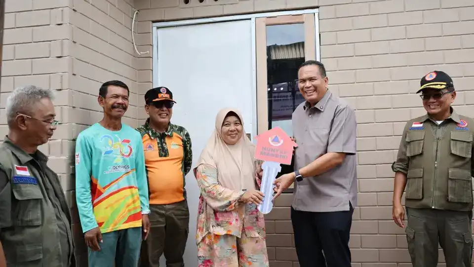 bnpb-serahkan-kunci-huntap-mandiri-berteknologi-tahan-gempa-di-pariaman
