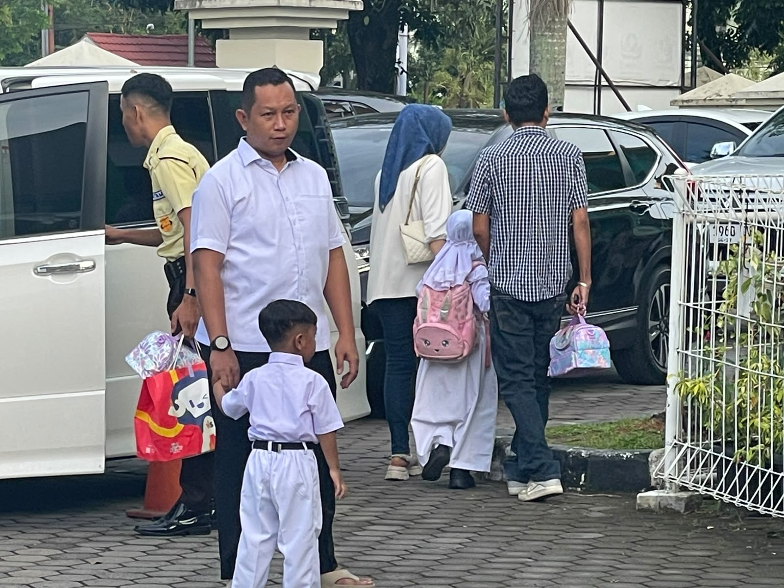 imbauan-gubernur-mahyedli-direspons-positif,-banyak-ayah-antar-anak-pada-hari-pertama-sekolah
