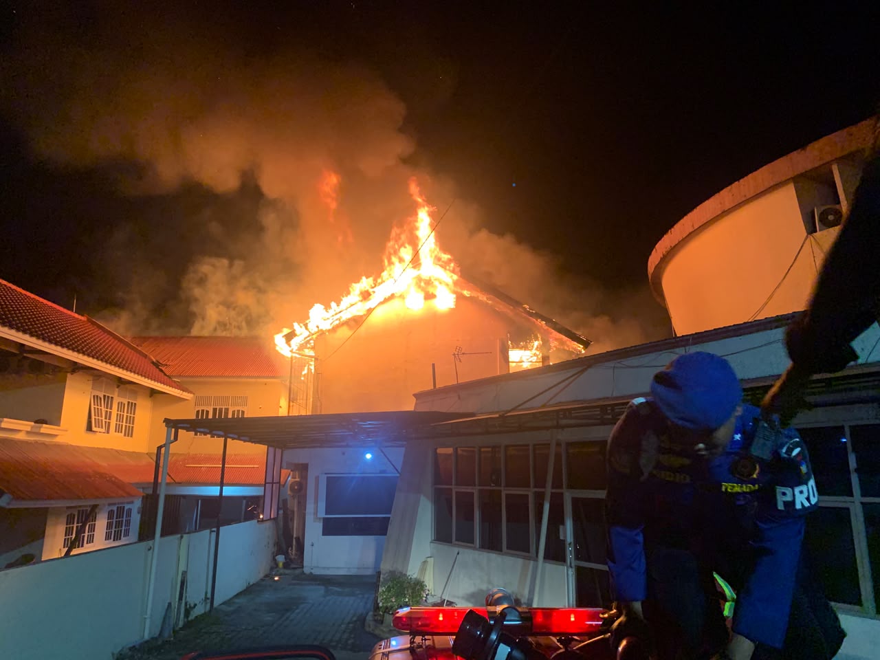 gedung-inspektorat-dan-bapenda-kota-padang-terbakar,-kerugian-diperkirakan-rp1,8-miliar