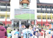 ribuan-warga-padati-nobar-piala-dunia-di-kantor-gubernur,-mahyeldi-pastikan-berlanjut-hingga-final