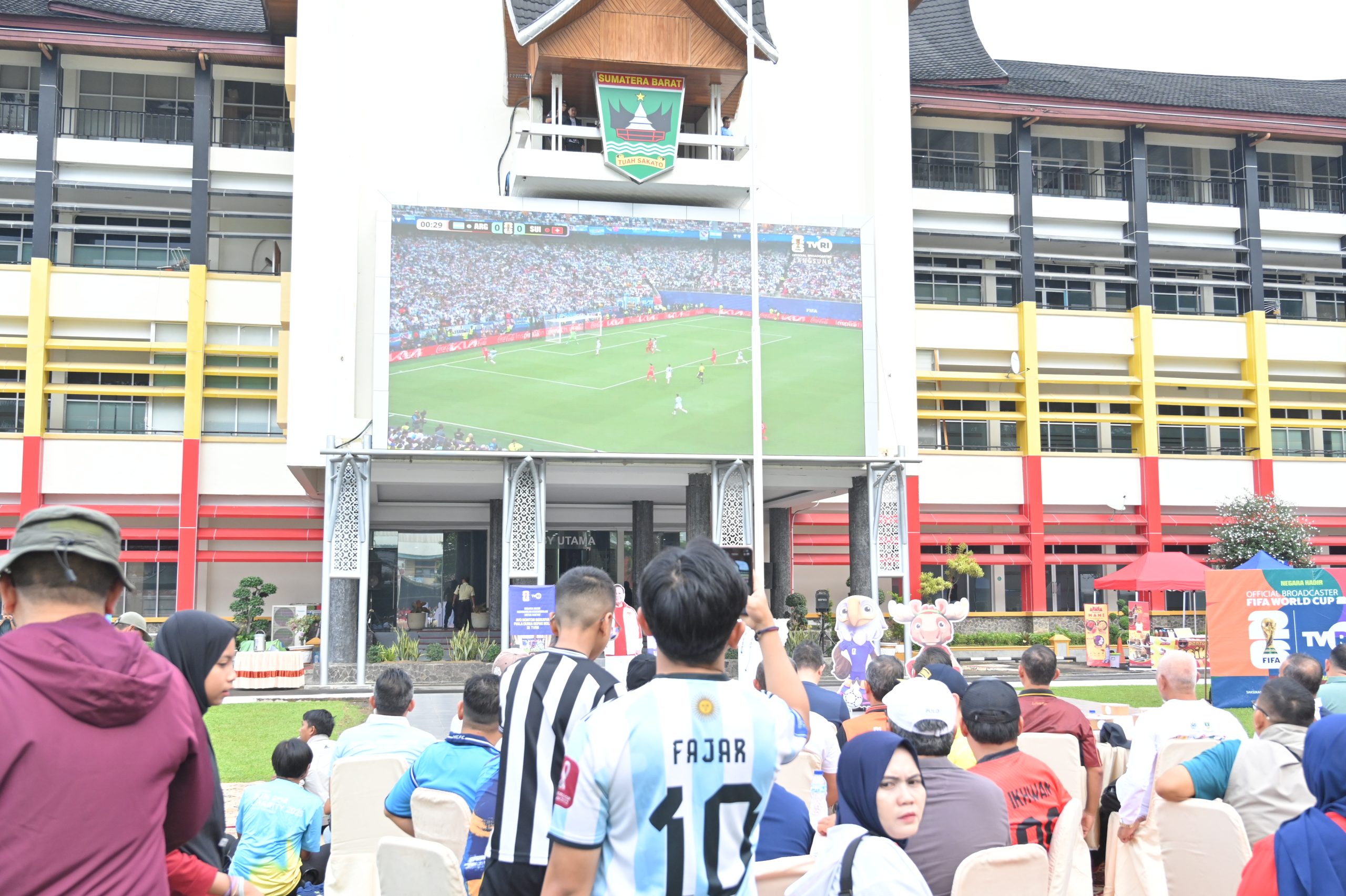 ribuan-warga-padati-nobar-piala-dunia-di-kantor-gubernur,-mahyeldi-pastikan-berlanjut-hingga-final