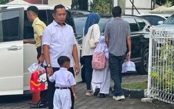 Para Ayah di Padang Antusias Mengantar Anak ke Sekolah di Hari Pertama