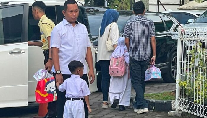 Para Ayah di Padang Antusias Mengantar Anak ke Sekolah di Hari Pertama
