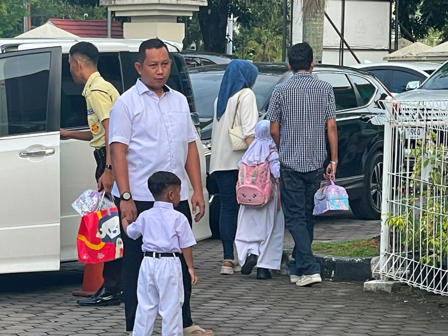 gerakan-ayah-antar-anak-sekolah-dapat-sambutan-hangat-dari-orang-tua-di-padang