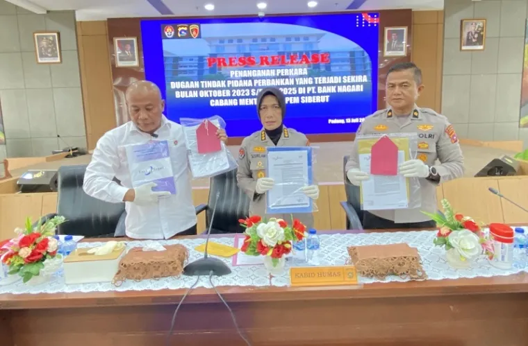 kasus-kur-bank-nagari-siberut,-tiga-tersangka-ditahan,-kerugian-capai-rp50,3-miliar
