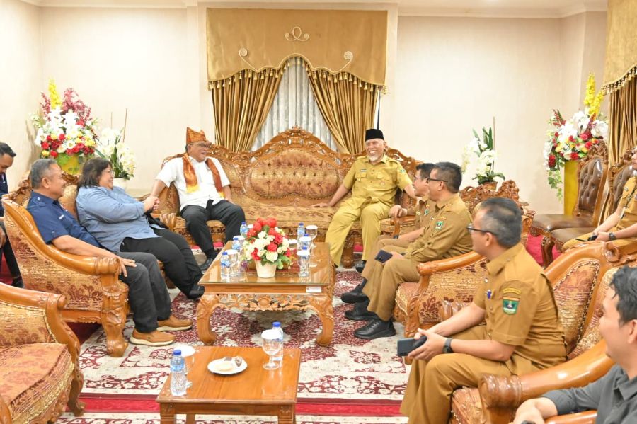 mahyeldi-sambut-menteri-lingkungan-hidup-di-sumbar,-bahas-perdagangan-karbon-dan-pengelolaan-sampah