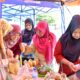 ketua-tp-pkk-agam-kunjungi-bazar-dan-pasar-murah,-borong-produk-umkm-lokal