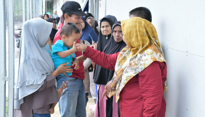 Ketua TP PKK Agam Salurkan Bantuan Sembako bagi Warga Huntara Tamtaman