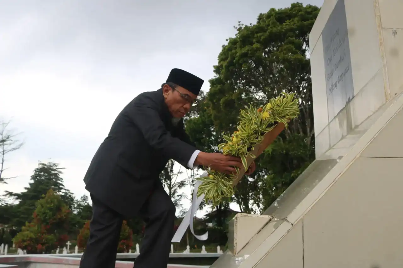 pemko-padang-gelar-ziarah-makam-pahlawan-nasional-bagindo-aziz-chan