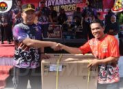 Kapolres Pasaman Barat AKBP Agung Tribawanto Serahkan Doorprize Kepada Peserta Run Road To Police Women Run 2026