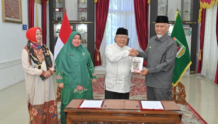 Pemprov Sumbar Serahkan Hibah Buku Tamil untuk Riset Budaya Minangkabau