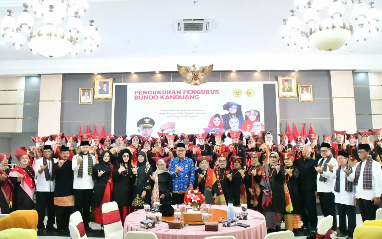 fadly-amran-kukuhkan-pengurus-bundo-kanduang-iktd-sumatera-barat-periode-2026-2031