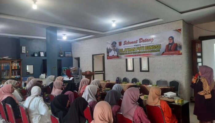 Pemnag Taluak IV Suku Bekali Generasi Muda Nilai Adat Minangkabau
