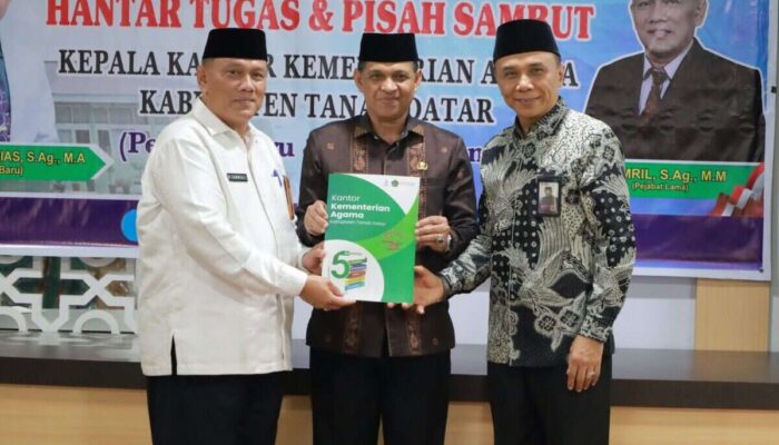 Kakanwil Kemenag Sumbar Lantik Pejabat Baru Kemenag Tanah Datar di Batusangkar