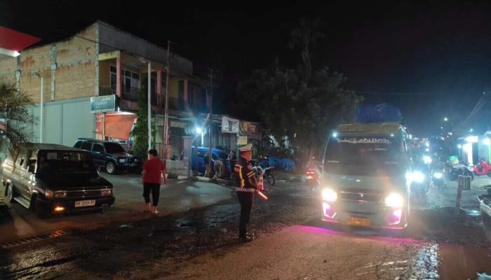 Satlantas Polres Tanah Datar Urai Kemacetan di Depan SPBU Parak Juar