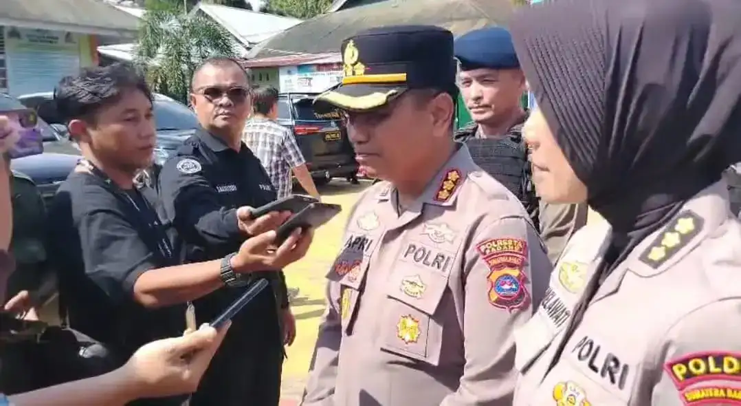 Kapolresta Padang Kombes Pol Apri Wibowo saat diwawancarai awak media di lokasi kejadian bom rakitan pada salah satu sekolah MAN di Padang. Foto : Istimewa