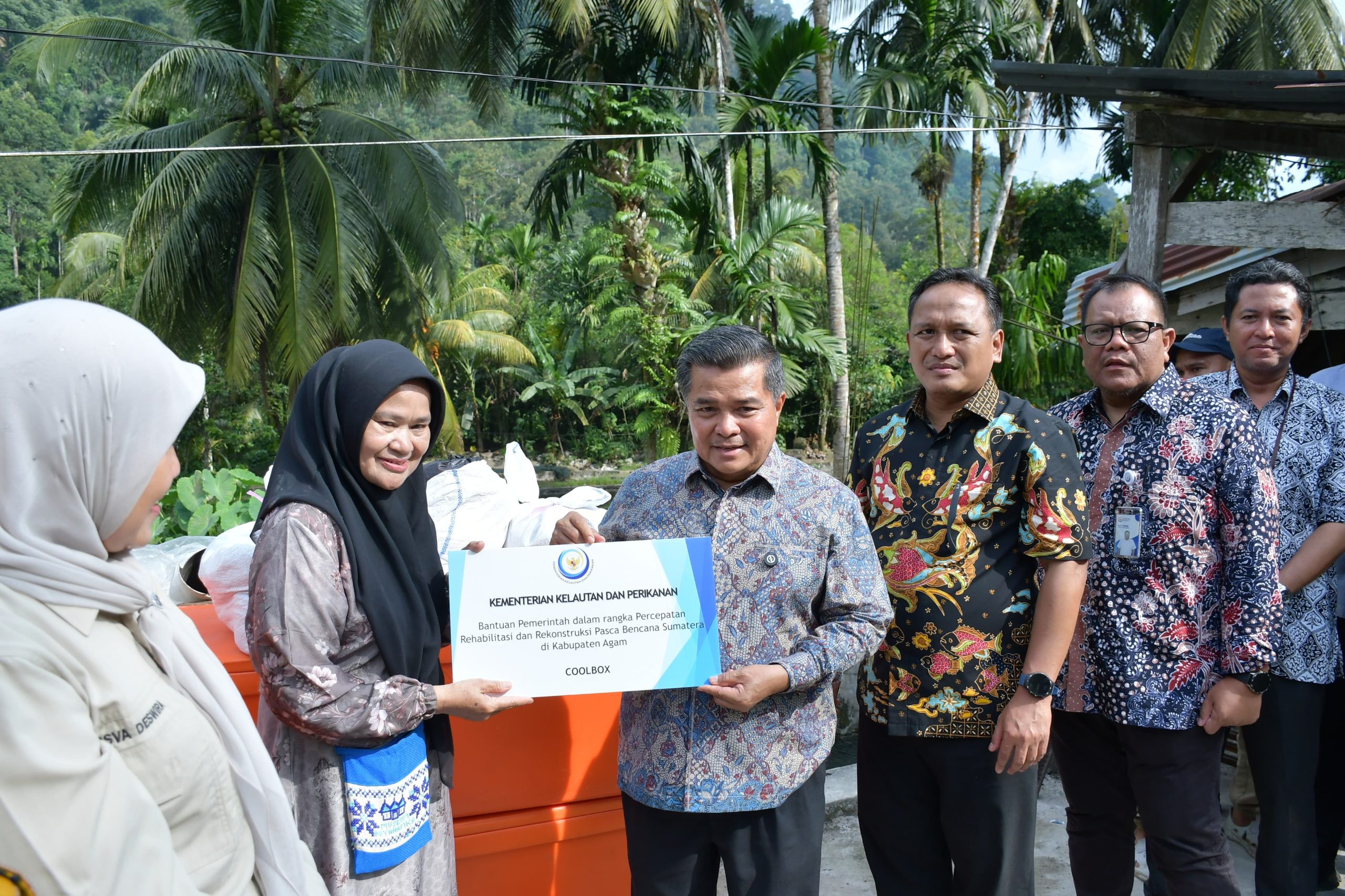 kkp-salurkan-sarana-produksi-dan-tebar-benih-ikan,-tandai-dimulainya-pemulihan-budidaya-di-agam