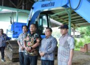 kkp-serahkan-excavator-rp1,46-miliar,-percepat-rehabilitasi-tambak-perikanan-di-agam