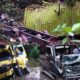 diduga-rem-blong-picu-kecelakaan-beruntun-di-lurah-berangin,-truk-hino-lohan-masuk-jurang