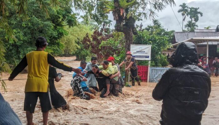 Tim Gabungan Evakuasi Warga Terdampak Banjir di Sejumlah Wilayah Kota Padang