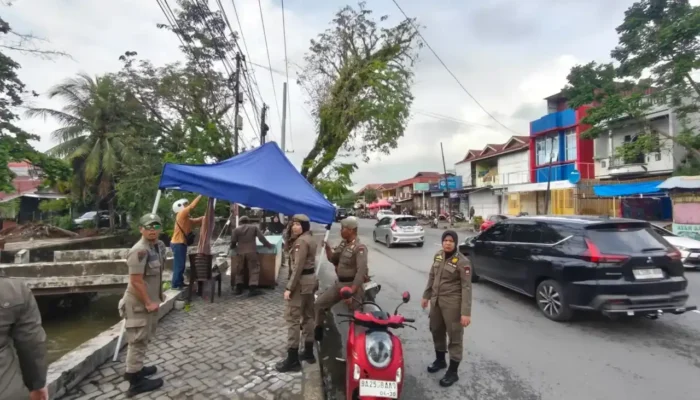 Satpol PP Padang Bongkar Belasan Lapak PKL di Trotoar Alai