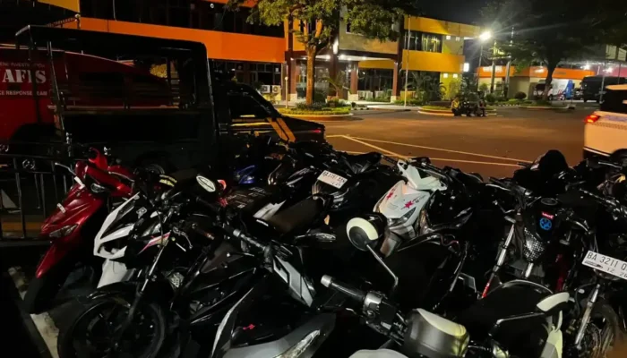 Polresta Padang Sita 18 Motor Berknalpot Bising dalam Operasi Rutin