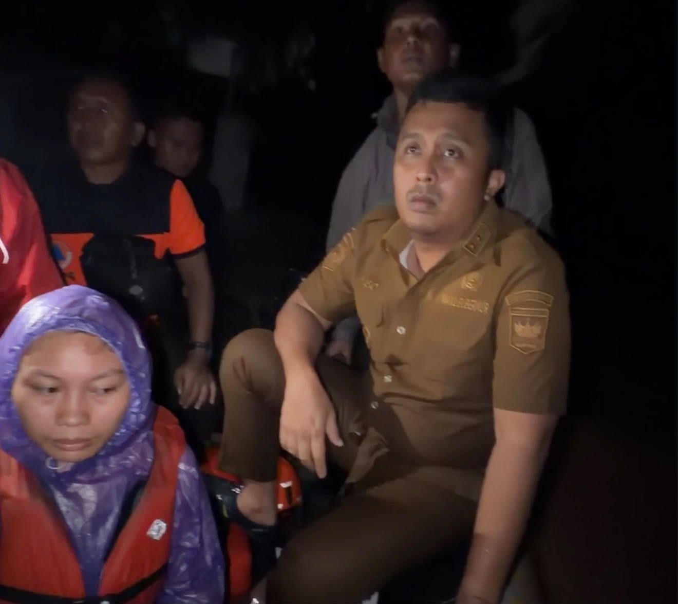 wagub-vasko-pimpin-evakuasi-korban-banjir-di-padang,-kelompok-rentan-jadi-prioritas