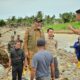 tinjau-lokasi-terdampak-banjir,-gubernur-mahyeldi-instruksikan-pengerahan-alat-berat