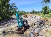 pasca-ditinjau-gubernur,-tiga-alat-berat-mulai-normalisasi-sungai-di-lokasi-banjir-kuranji