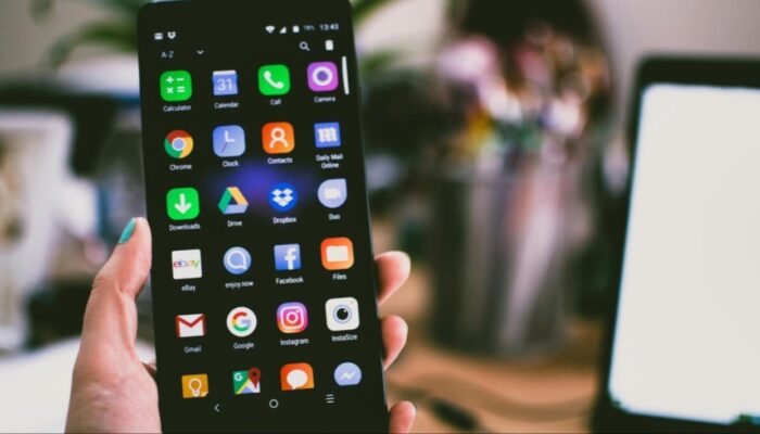 Pemilik Usaha Mikro Kini Manfaatkan Ponsel Canggih Kelola Operasional Warung Digital